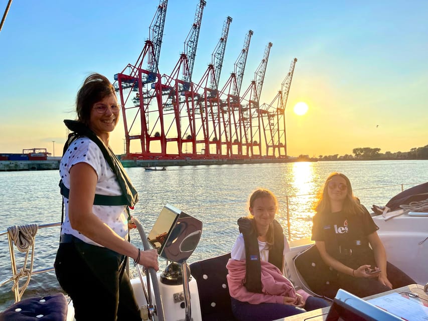 "After Work" - Sailing-Yacht Cruising Event, Hamburg/Elbe - The Elbphilharmonie maneuver: leaving the dock right into the drama