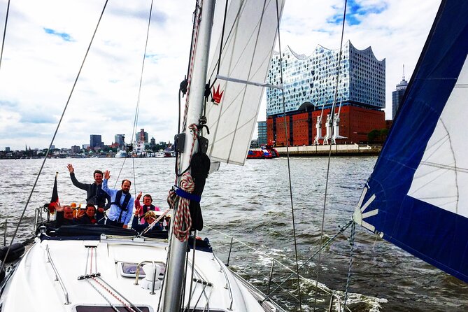 Authentic Sailingtrip "Beyond the Borders of the Port of Hamburg" - Blankenese and the scenic turns: why the water perspective sticks