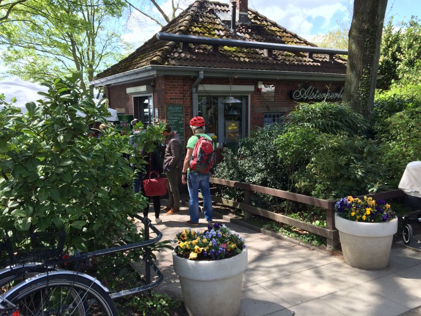 Celebs, Waterfronts and Nature Cycle Tour - Uhlenhorst’s Blue Mosque angle: old-and-new Hamburg at once