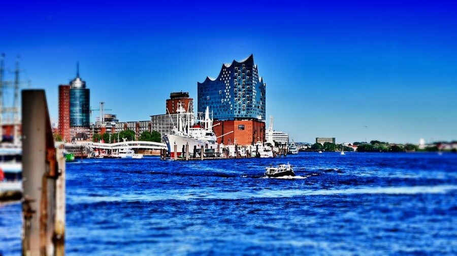 Die Kiez-Kapitän Hamburger Stadtführung & Speicherstadt Tour - HafenCity and the Elbphilharmonie view: old port meets new design