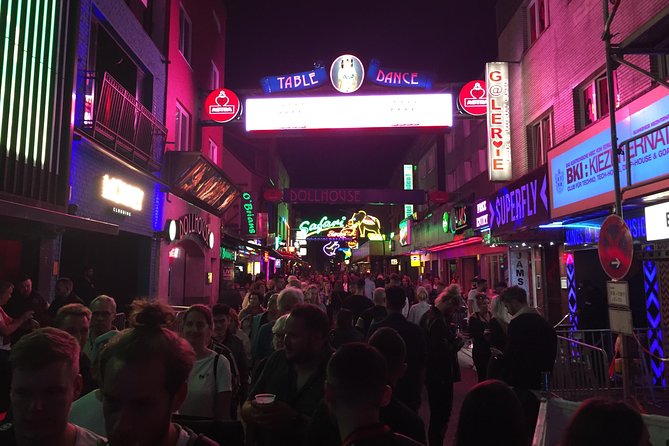 English guided tour Reeperbahn "Red light and Offence" - Meeting at Beatles-Platz: smart start, easy orientation