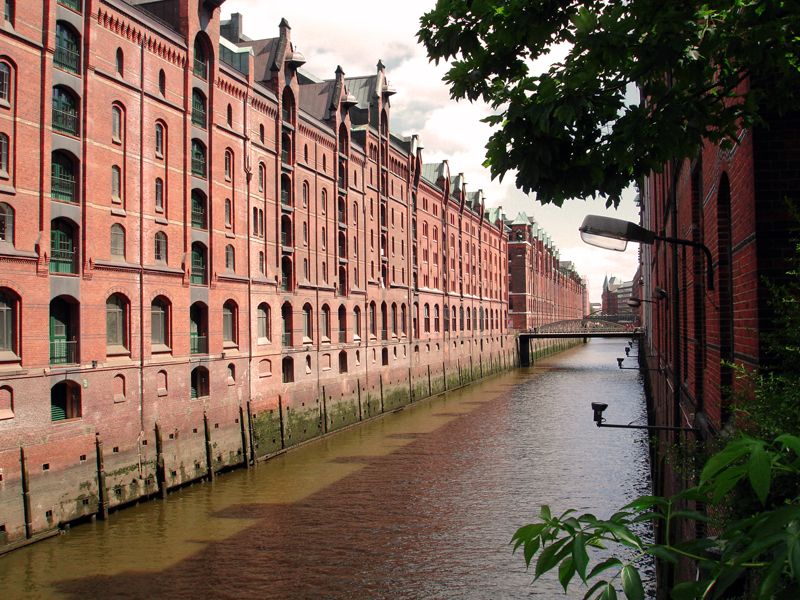 English Hamburg City Center Pay-What-You-Want Walking Tour - Learning 1,300 Years of Hamburg While Walking, Not Reading