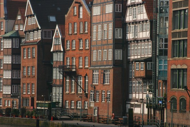 Family tour - the port for children - Deichstraße to Elbphilharmonie: Start With a Water-Front Icon