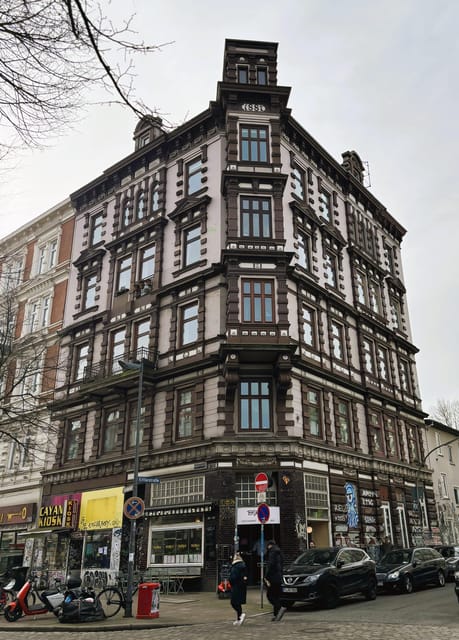 German guided insider tour of Hamburg's Schanzenviertel - Meeting at Cafe Blattgold and getting oriented fast