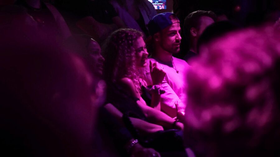 GET UP Comedy in Hamburg - Life is too short not to laugh! - Landgang Brewery in Altona: professionals, breaks, and beer-and-snack comfort