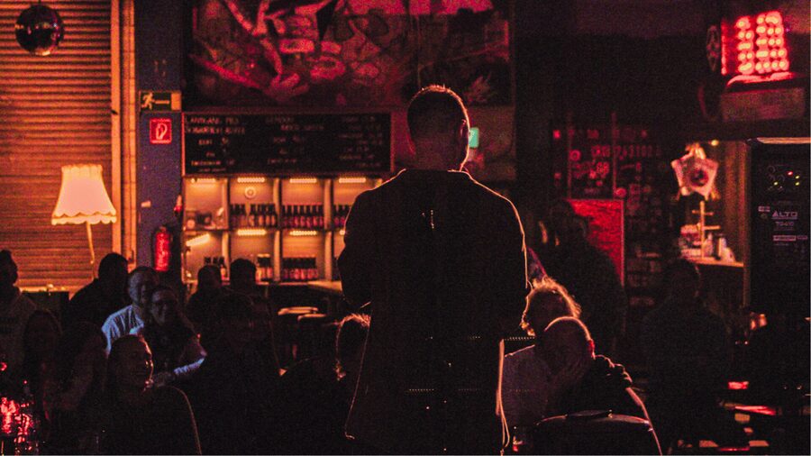 GET UP Comedy in Hamburg - Life is too short not to laugh! - Picking the right show: Reeperbahn, Altona, or Harburg