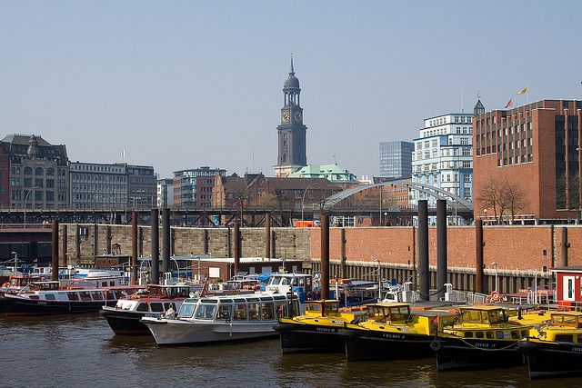 Hamburg: 1.5-Hour Comedy Bus Tour in German - The Friday and Saturday timing that shapes the whole vibe