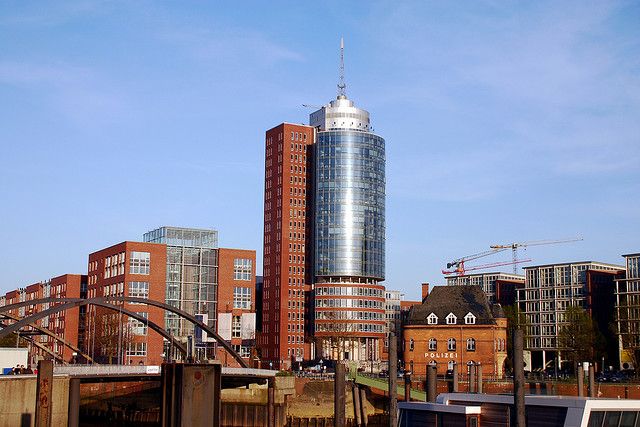 Hamburg: 1.5-Hour Comedy Bus Tour in German - Where the Funmobile starts on the Reeperbahn