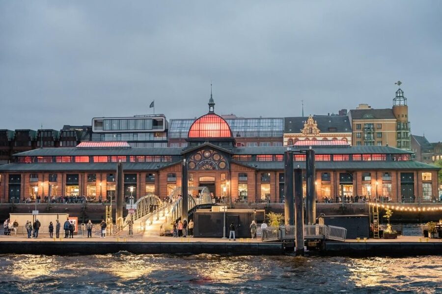 Hamburg: 1.5-Hour Evening Lights Harbour Cruise on a Ship - A Simple Walk-On Evening Plan: Pier 3 at Landungsbrücken