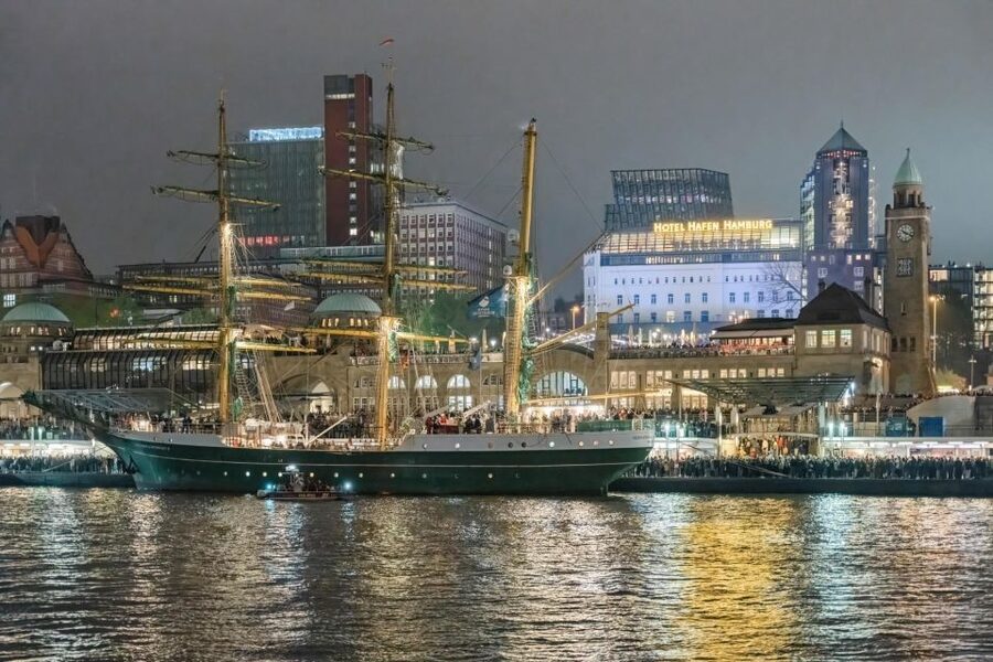 Hamburg: 1.5-Hour Evening Lights Harbour Cruise on a Ship - Practical Expectations: Timing, Weather, and Onboard Comfort