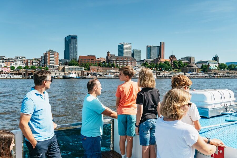 Hamburg: 1.5-Hour Harbor and Speicherstadt Day Cruise - German-only live guide: how the audio app helps
