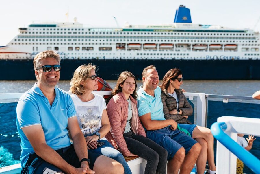 Hamburg: 1.5-Hour Harbor and Speicherstadt Day Cruise - Comfort and photo tips for an Elbe cruise