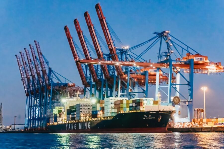 Hamburg: 1.5h Grand Harbor Evening Lights Cruise - A 90-minute night cruise from Landungsbrücken