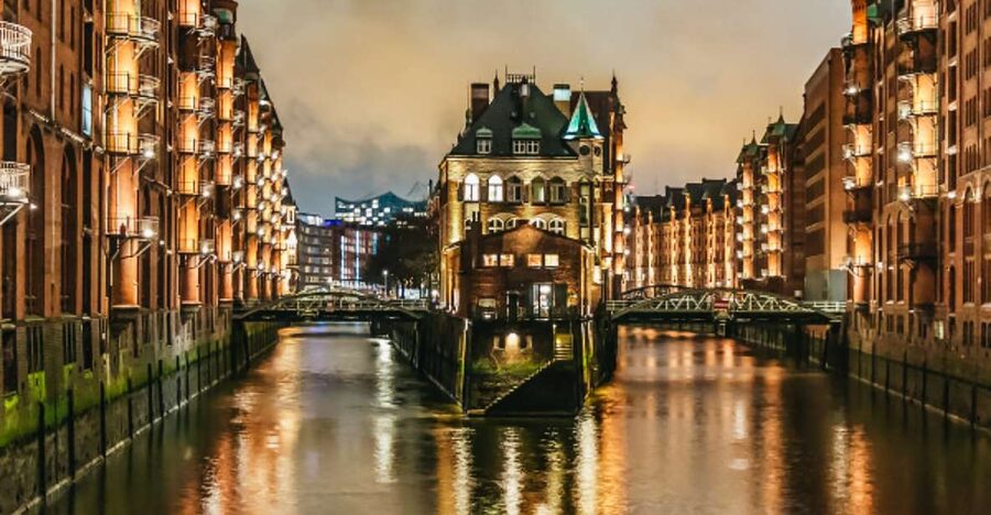 Hamburg: 1.5h Grand Harbor Evening Lights Cruise - Elbphilharmonie and Harbor City lights: the icons in motion