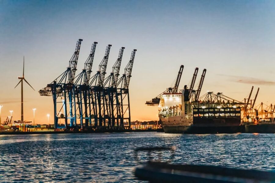 Hamburg: 1.5h Grand Harbor Evening Lights Cruise - Canals, Elbe beach, and fish market views you can time with the lights