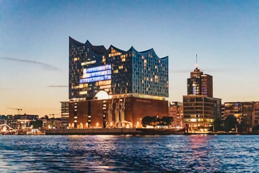 Hamburg: 1.5h Grand Harbor Evening Lights Cruise - Photo-friendly night views: what to bring and how to cope