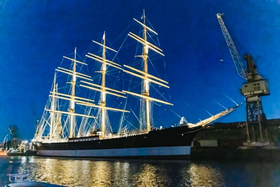Hamburg: 1.5h Grand Harbor Evening Lights Cruise - Price and onboard drinks: is it good value?