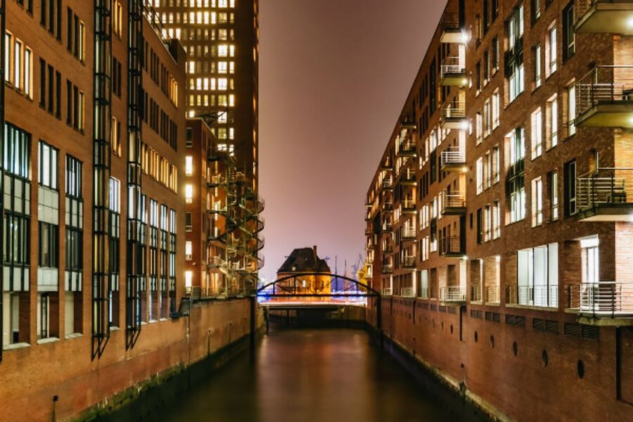 Hamburg: 1.5h Grand Harbor Evening Lights Cruise - Speicherstadt at blue-light level: what you’re really seeing
