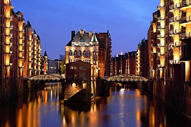 Hamburg: 1-hour evening light cruise - A 1-hour light cruise that actually fits a tight schedule