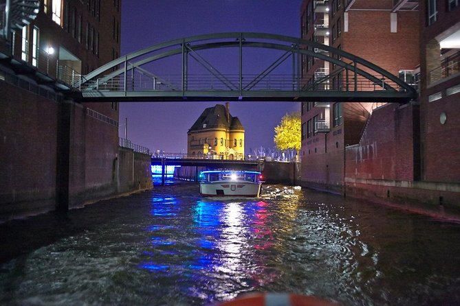 Hamburg: 1-hour evening light cruise - Where to meet at St. Pauli Landungsbrücken (Brücke 1)