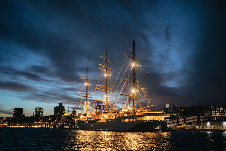 Hamburg: 1-Hour Harbor Evening Lights Cruise - Tips that make your hour better (and your photos smarter)