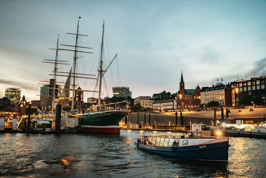 Hamburg: 1-Hour Harbor Evening Lights Cruise - HafenCity and the Elbe Philharmonic: architecture you can only see this way