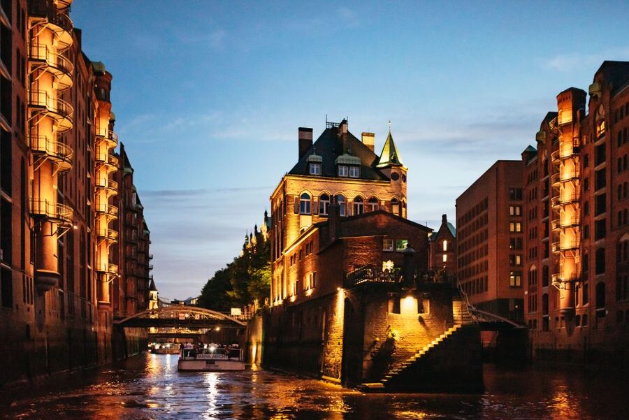 Hamburg: 1-Hour Harbor Evening Lights Cruise - St. Pauli Landungsbrücken, Bridge 4: getting on board without stress