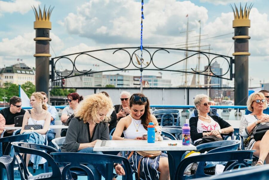 Hamburg: 1-Hour Harbor Sightseeing Cruise with HafenCity - How the commentary works: German live + multilingual audio app