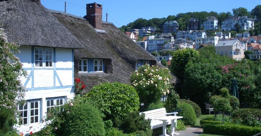 Hamburg: 2-Hour Blankenese Walking Tour - From fishing-village streets to the Goßlerhaus parks