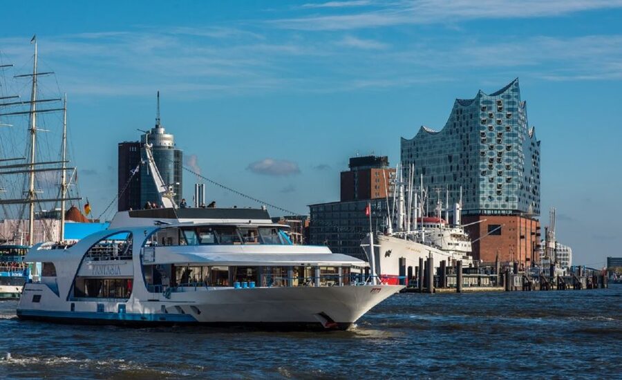 Hamburg: 2-Hour Sightseeing Cruise to Blankenese - Getting your bearings at Landungsbrücken and St. Pauli piers