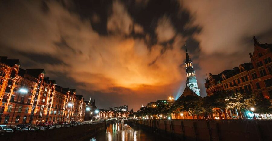 Hamburg: 90-Minute Evening Lights Harbor Cruise - The Route: Speicherstadt Depending on Tide (and Why That’s Part of the Fun)