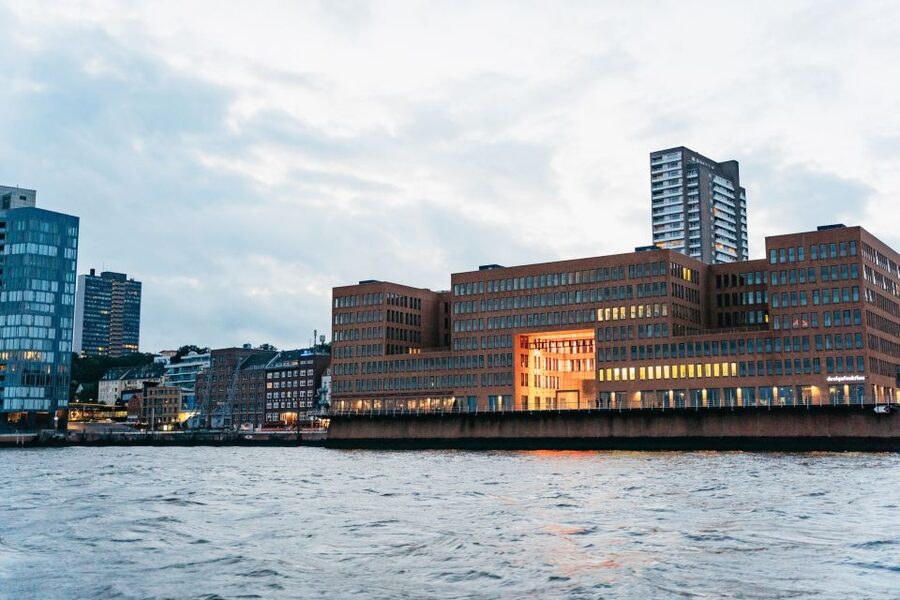 Hamburg: 90-Minute Evening Lights Harbor Cruise - Drinks, Cash, and Photo Etiquette