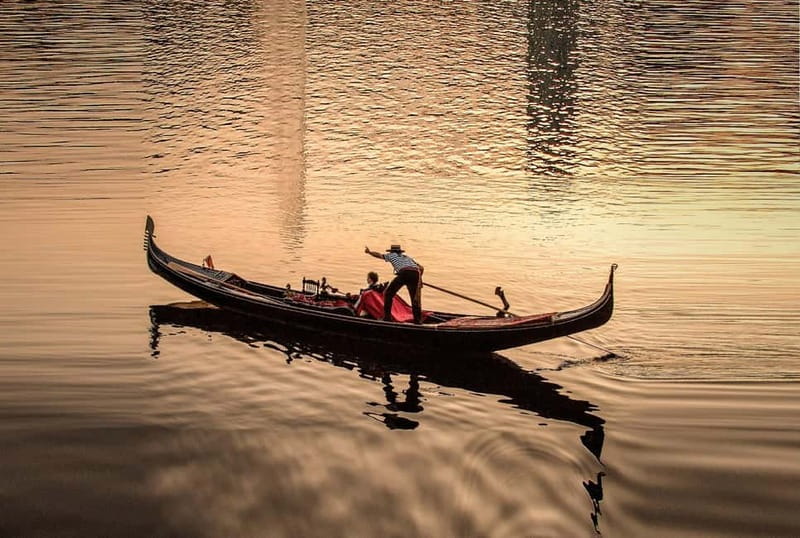 Hamburg Alster Lake romantic Tour in a Real Venetian Gondola - Meet Carlo at Ballindamm 14A (next to Bootshaus)