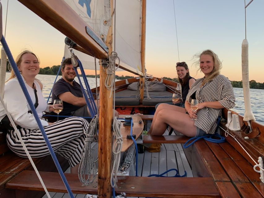 Hamburg: Alster River Sailboat Tour with Sundowner - Getting on board at barca Boat Events (and what to expect immediately)
