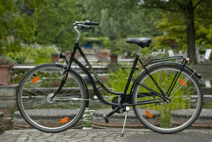 Hamburg: Bike Rental - What you actually get: 3 gears, helmet, basket, map, and insurance