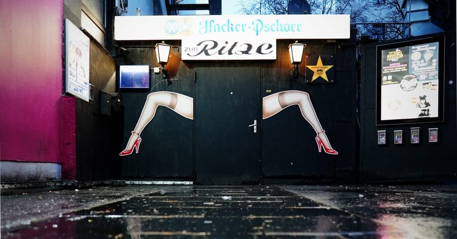 Hamburg: Crimes of St. Pauli Guided Walking Tour - Live guide impact: why Malte and Olivia matter