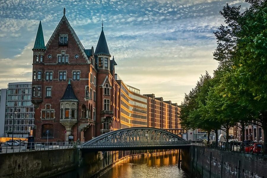 Hamburg: Discover Hamburg from landmark to landmark - St. Michaelis Church (the Michel) and the tower clock as your starting cue