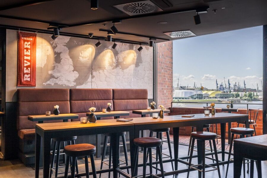 Hamburg: Elphi Plaza Guided Tour with Störtebeker Beer - Outside architecture talk you can actually use