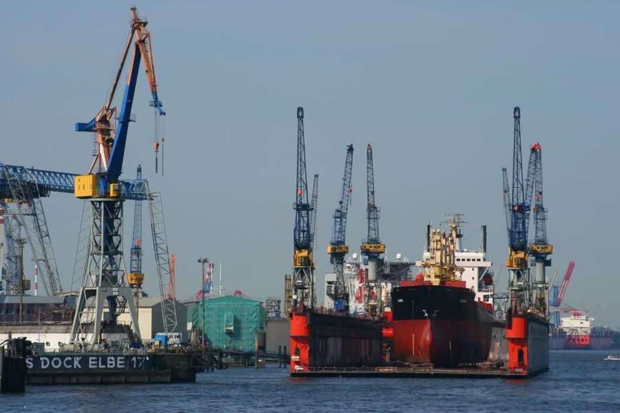 Hamburg: Guided Port Walk for Families - How the port works, explained with pictures and spice samples