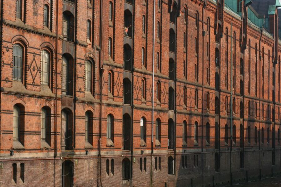 Hamburg: Guided Port Walk for Families - Getting started at Deichstraße 30 and finishing at Landungsbrücken