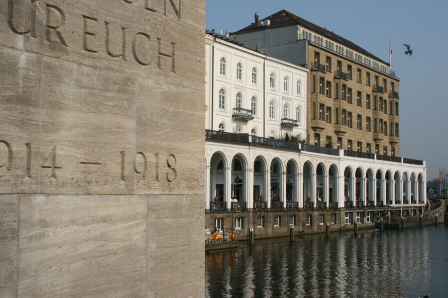 Hamburg: Guided Walking Tour - Trostbrücke and St Nikolai Memorial: Bridges, Memory, and Meaning