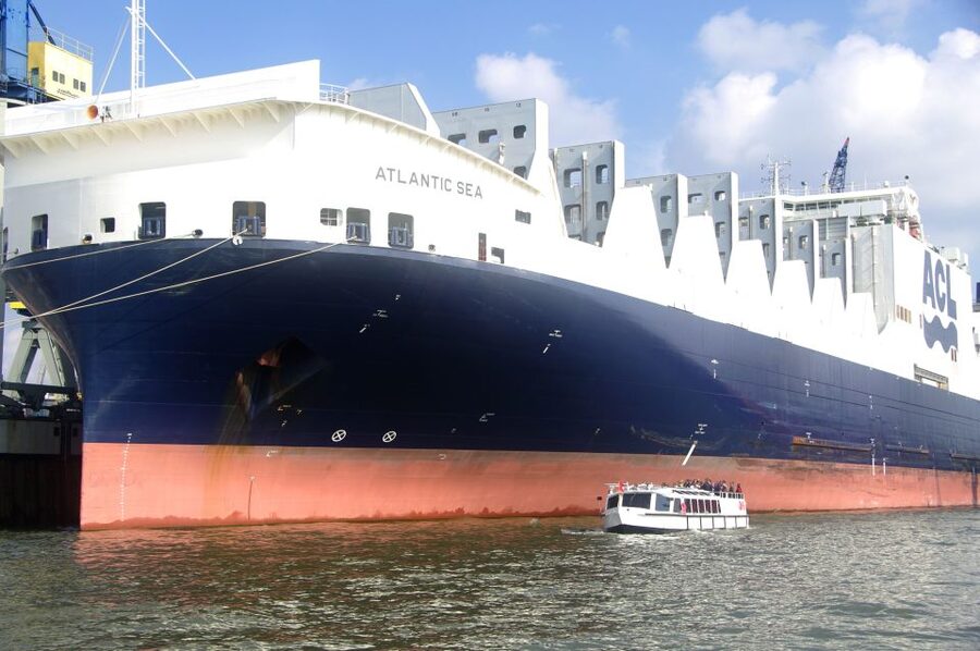 Hamburg: Harbor Cruise - Winter reality check: fogged windows and cold-boat comfort