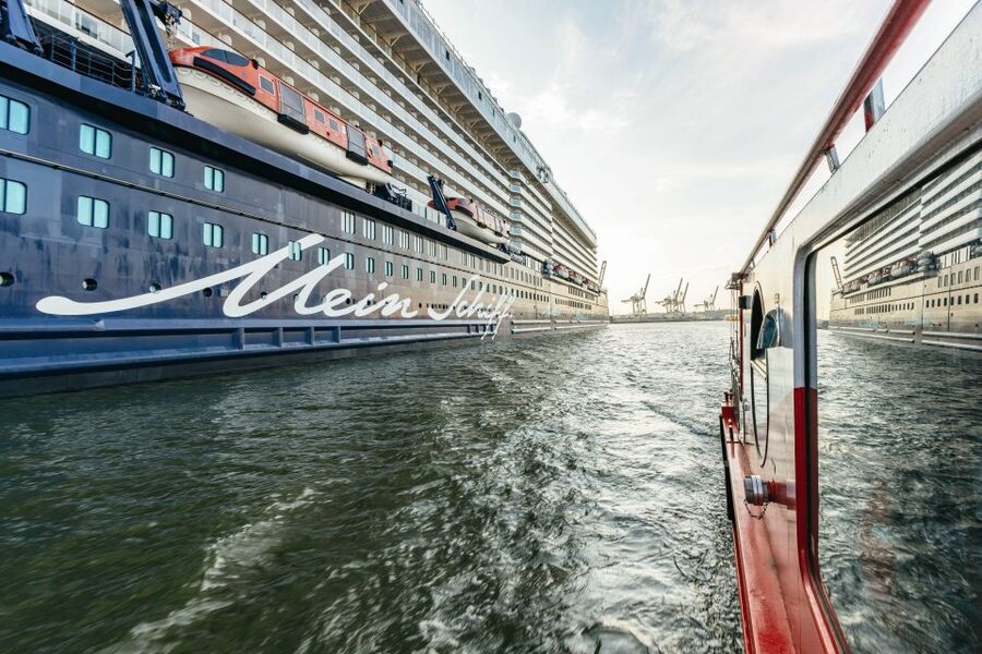 Hamburg: Harbor Cruise with Wine and Cheese - Cheese and wine service: part of the experience, not a sideshow