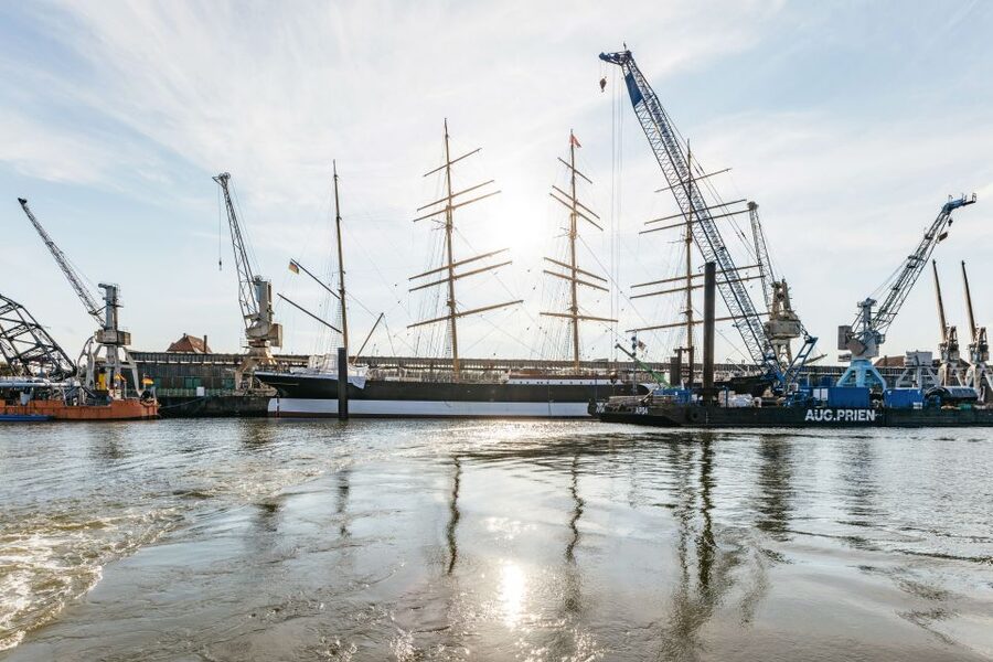 Hamburg: Harbor Cruise with Wine and Cheese - Boat setup and comfort: indoor warmth vs outdoor views