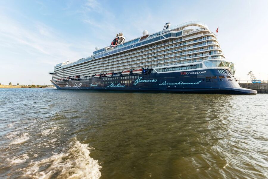 Hamburg: Harbor Cruise with Wine and Cheese - Where you start: finding the meeting point without stress