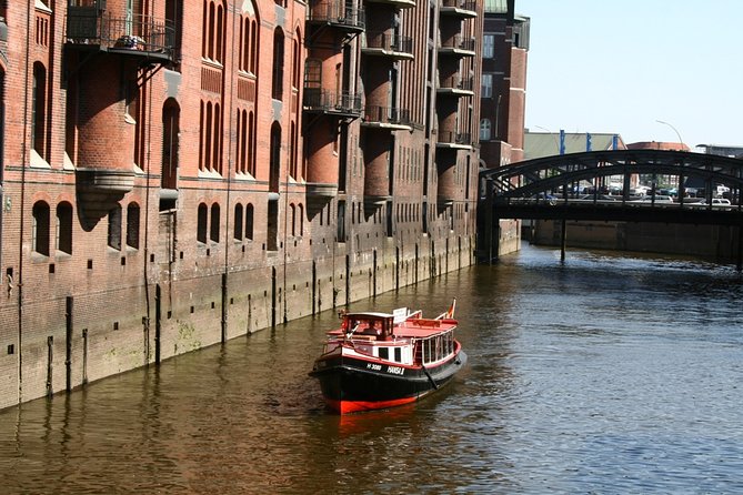 Hamburg harbor tour with a barge - The captain’s live moderation: how commentary turns views into understanding
