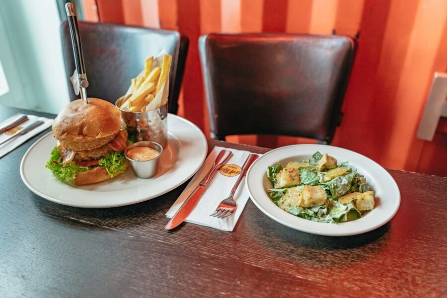 Hamburg: Hard Rock Cafe Skip-the-Line Meal - Ordering flow and the “mini meal show” effect