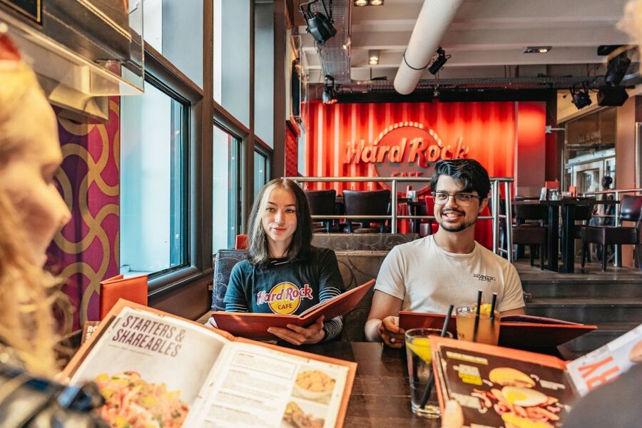 Hamburg: Hard Rock Cafe Skip-the-Line Meal - Service and food quality: what you should aim for