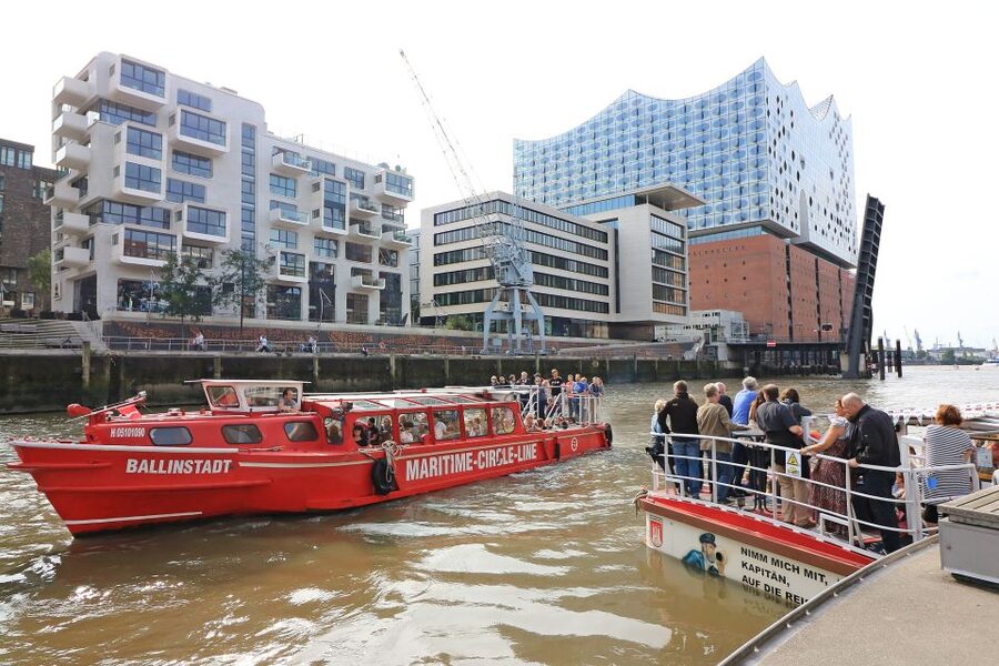 Hamburg: Hop-On Hop-Off Harbor Cruise with Commentary - The 90-minute barge ride: what the live commentary adds