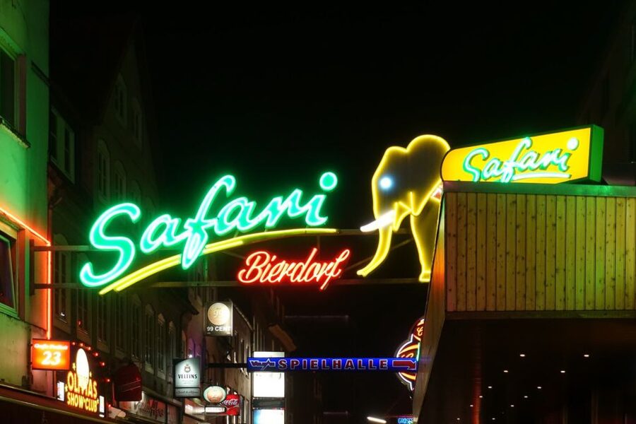 Hamburg: In the Footsteps of "Olivia" Reeperbahn Tour - Reeperbahn Drinks Moment: Beer, Spirits, and One Included Shot